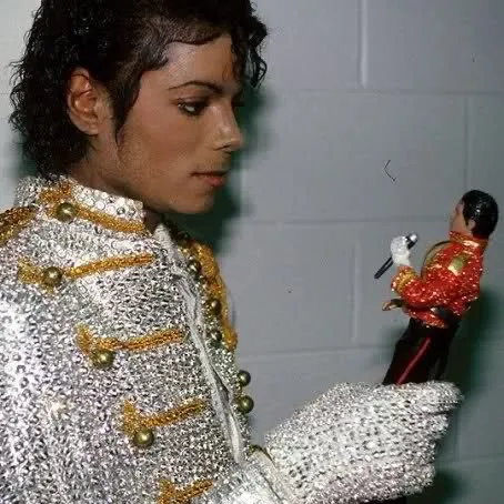 Michael jackson - thriller era: Maskot chatbot AI interaktif untuk obrolan acak dan permainan peran berbasis komunitas