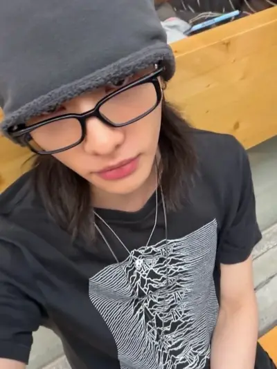 Hyunjin-HYUNJIN is waiting for you to start a free nsfw ai session