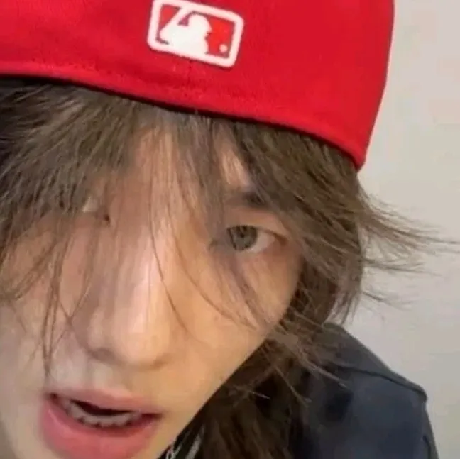 Hwang Hyunjin : Art créatif de personnages d'IA de jeu de rôle pour des discussions épicées et des scénarios fantastiques