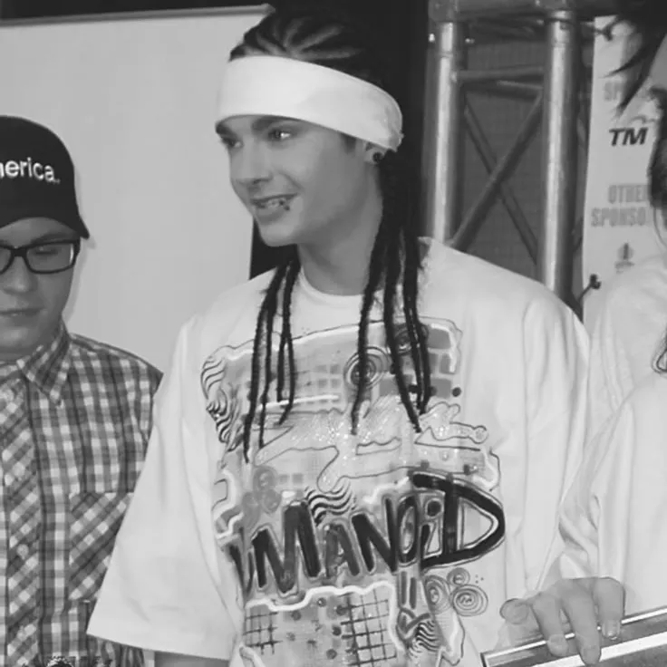 Tom Kaulitz: Futuristic AI chatbot interface with voice chat and neural network-driven traits
