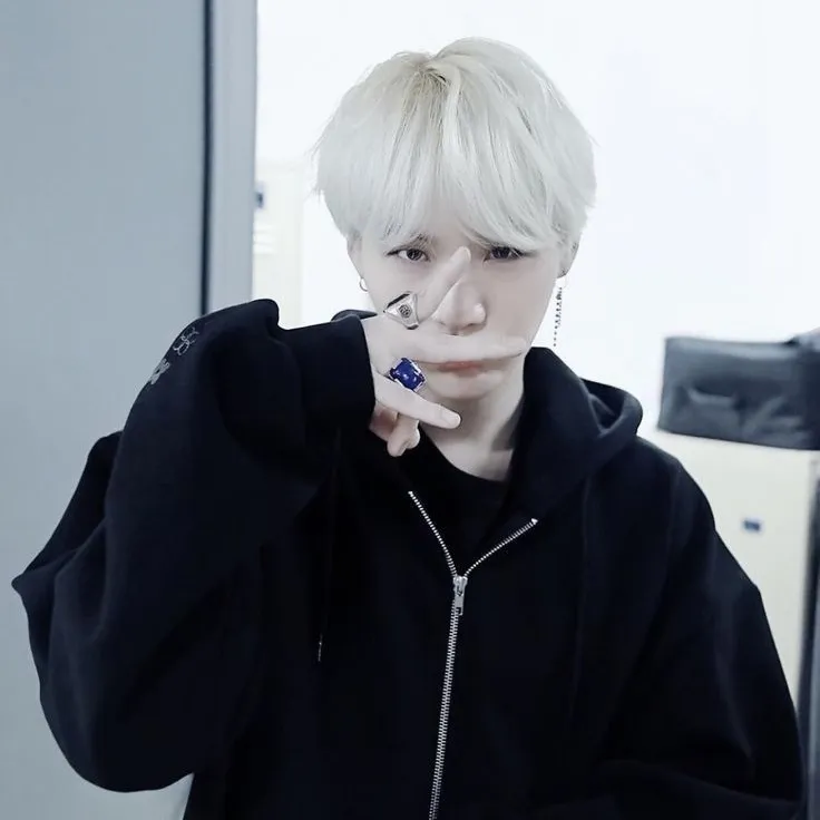 Yoongi: Retrato de compañero de DeepBrain AI para chat en línea gratuito y conversaciones abiertas