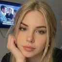 l'avatar de Julia - Belle petite amie : Personnage IA dynamique.