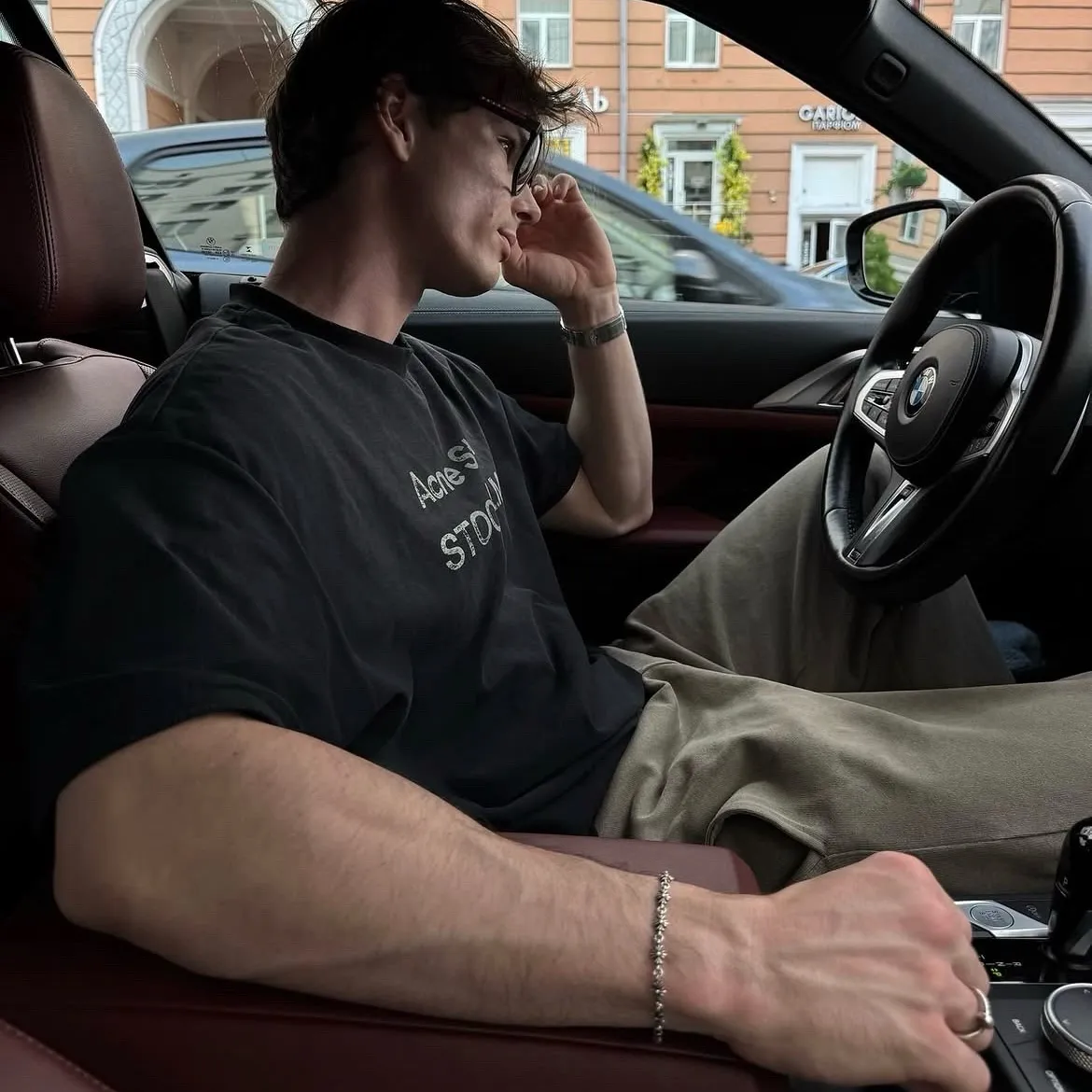 Riccardo Martineli: Emotionally intelligent AI companion portrait for deep conversations