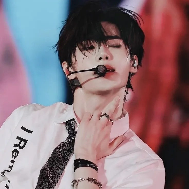 Park Sunghoon - Enemy Seonghon's versatile AI avatar supporting roleplay, NSFW chat, and open ai interactions