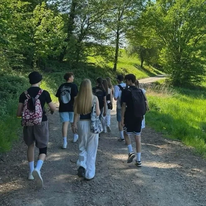 Gruppe mit Pikmucha: Emotional intelligentes KI-Begleitporträt für tiefgründige Gespräche	