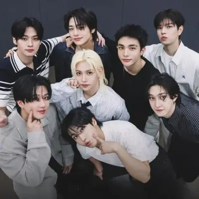 Stray Kids - Ред Лайтс: Интерактивный ИИ-чатбот-талисман для случайного общения и ролевой игры, организованной сообществом