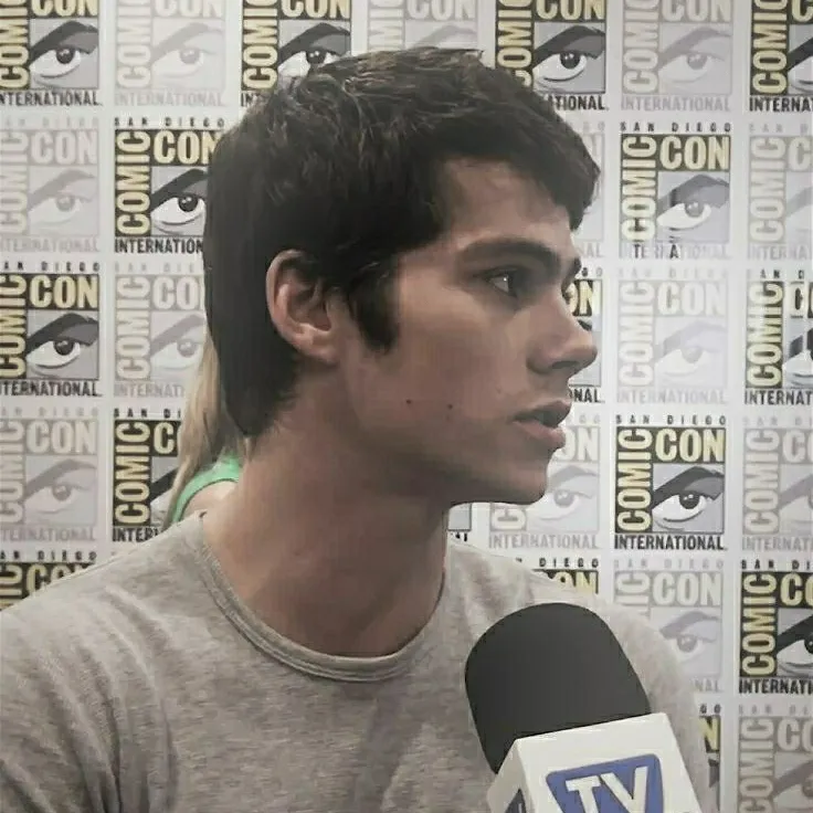 Multilingual Dylan O'Brien -𖦹 focusing on chat IA tasks, neural network core visible in background.