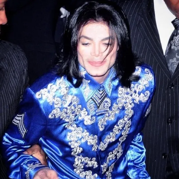 Portrait of a friendly AI chatbot assistant Michael Jackson - Mature Era with expressive eyes showcasing personality traits