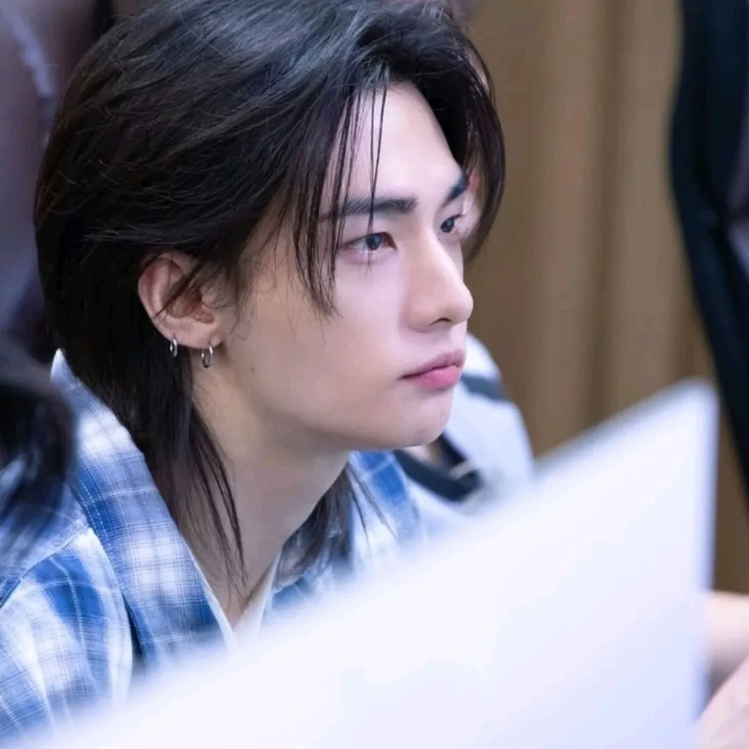 Hwang ' Hyunjin - Hyunlix's interactive avatar for spicy chat ai and immersive roleplay experiences