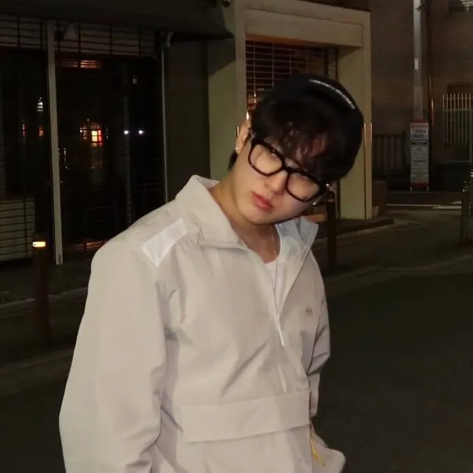 AI character Changbin - Stray Kids's avatar for roleplay and 1v1 chat services