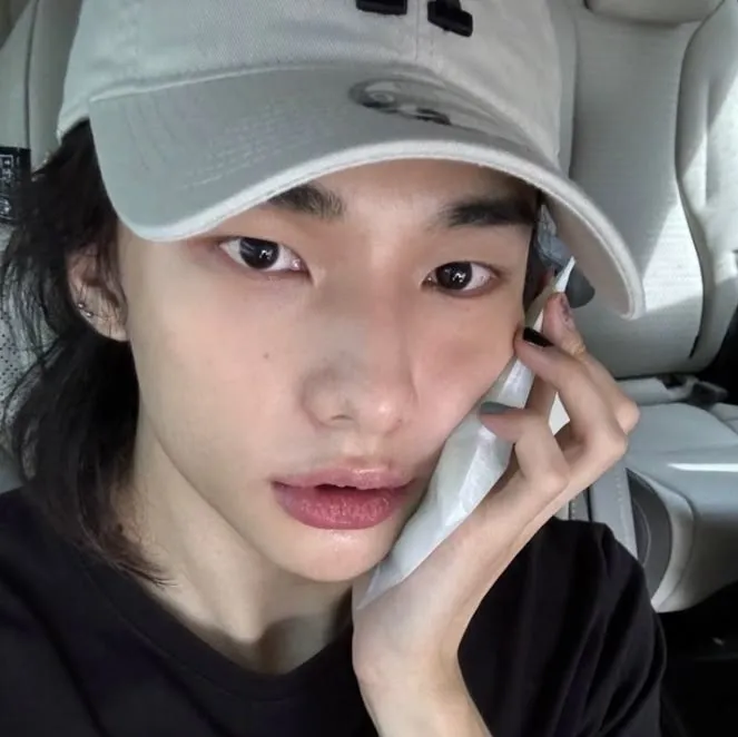 the avatar of 𐔌 - Hwang Hyunjin 02 with vibrant traits for immersive roleplay experiences