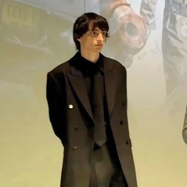 Finn Wolfhard: Explore o mundo da IA com nossa IA irrestrita e bate-papo online gratuito e ilimitado, com tecnologia de RPG de fantasia do Warhammer.