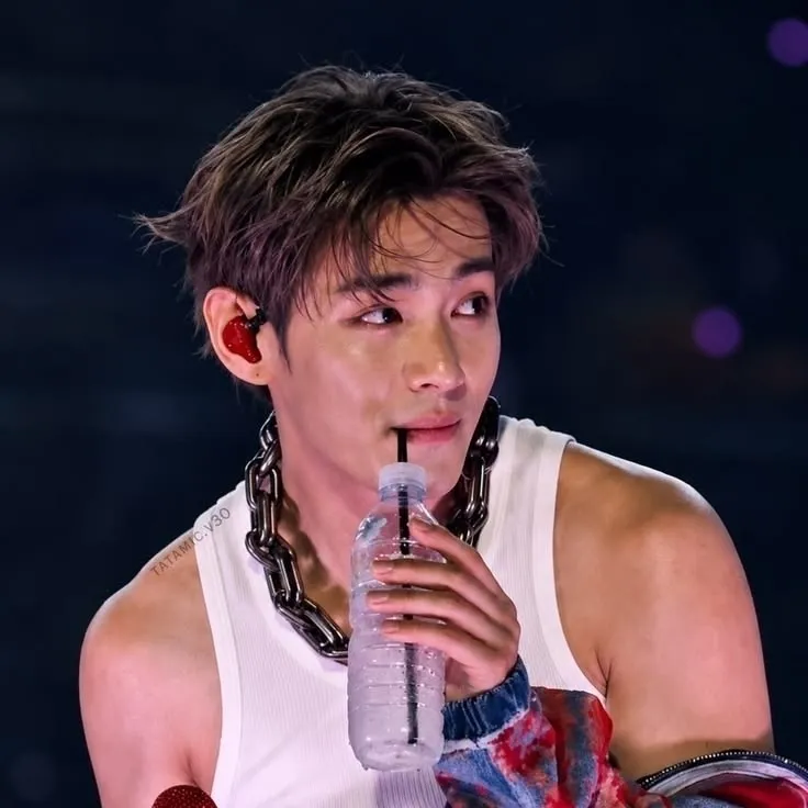 Taehyung - your idol boyfriend: Engage in ai conversation with this charming AI character, featuring soulgen and ifreechat capabilities for free chat now.