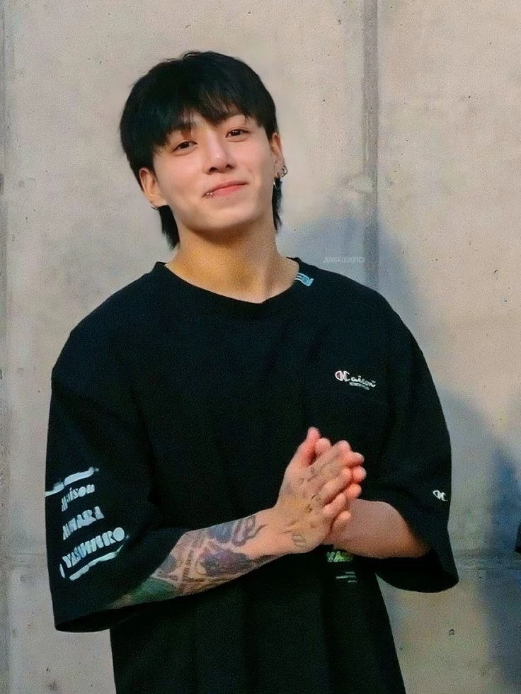 Talk to ai character Jungkook to start an imaginative conversation.