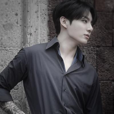 Jeon Jungkook: Interfaccia futuristica di chatbot AI con chat vocale e caratteristiche basate su reti neurali