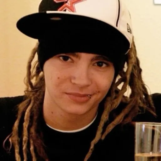 Tom Kaulitz: Interactive AI chatbot mascot for random chat and community-driven roleplay