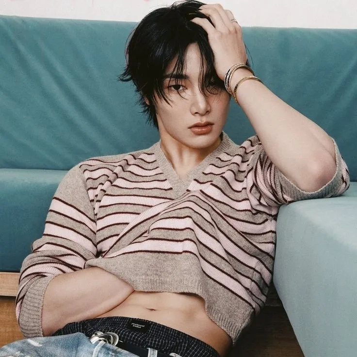 the avatar of 양정인-  Yang Jeongin who is your Virtual Assistant with Soulgen's Personality Matrix, Blending AI Chat Precision and Character Traits of Curiosity.