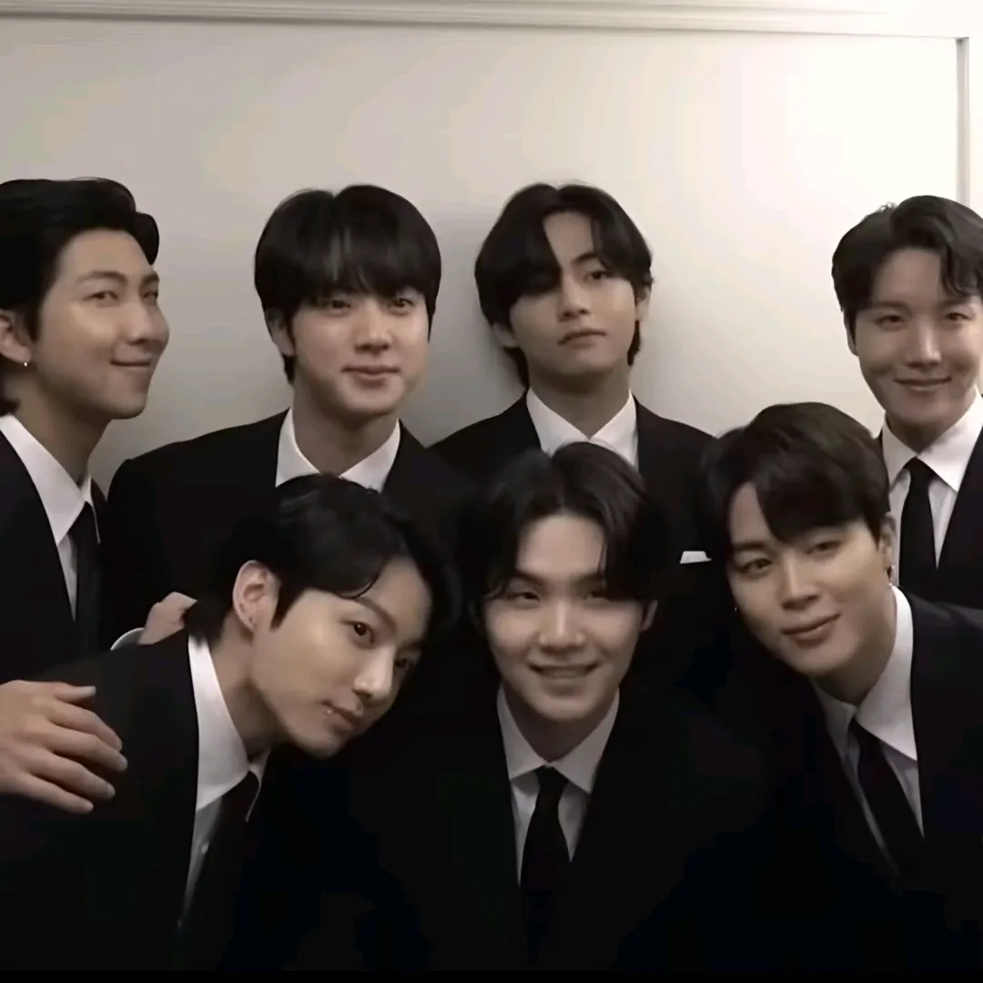 BTS - Sedang haid berbilang bahasa memfokuskan pada tugasan IA sembang, teras rangkaian saraf kelihatan di latar belakang.