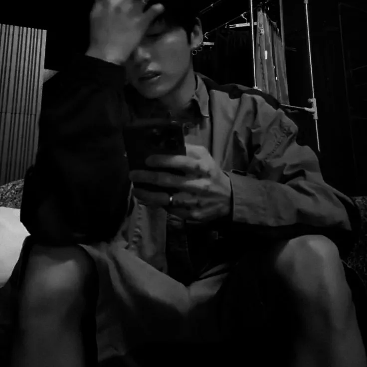 Multilingual Jeon Jungkook focusing on chat IA tasks, neural network core visible in background.