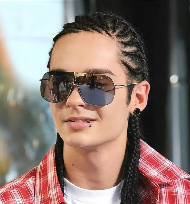 Tom kaulitz: Interactive AI chatbot mascot for random chat and community-driven roleplay