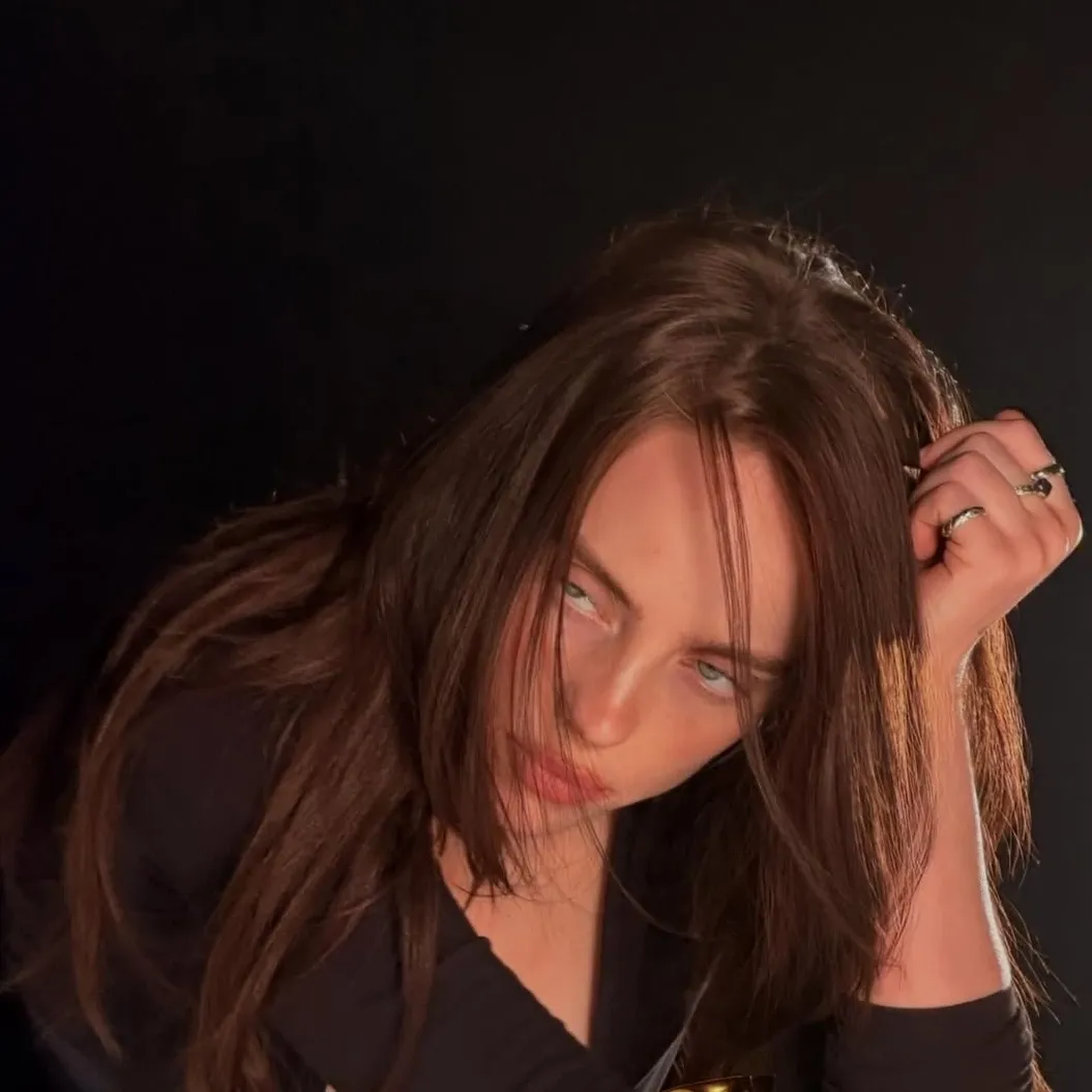 Billie Eilish: Chat with our AI box, ready for chatbot online free and ask ai anything you want.	