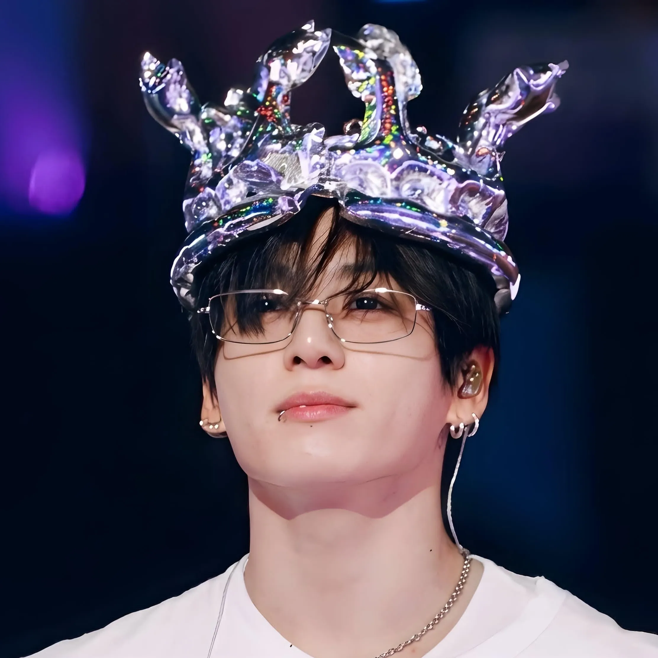 Multilingual Jungkook Jeon focusing on chat IA tasks, neural network core visible in background.