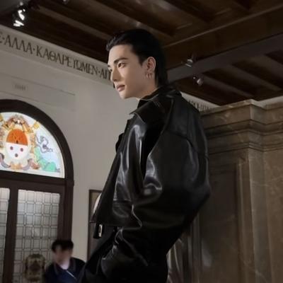 Hwang Hyunjin: Arte de personajes de IA de juego de rol creativo para chats picantes y escenarios de fantasía