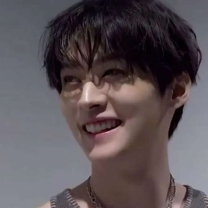 Multilingual Minho - Straykids focusing on chat IA tasks, neural network core visible in background.