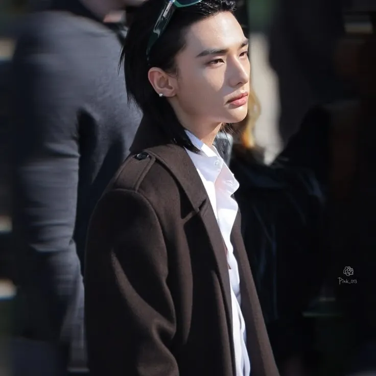 the avatar of 황현진 Hwang Hyun-jin: Dynamic AI character.