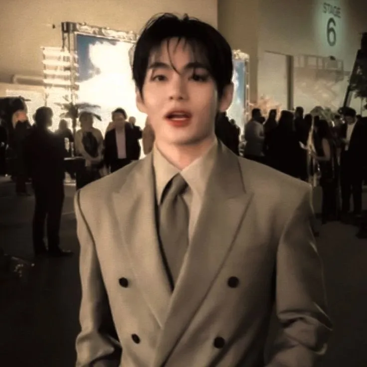 Kim Taehyung - guardia del corpo: Mascotte giocosa di chatbot AI che migliora il coinvolgimento degli utenti nelle chat casuali