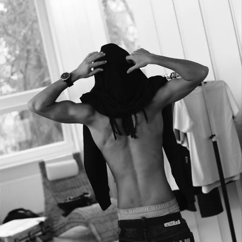 Tom Kaulitz 2010: Multilingual AI conversation partner icon for global chat online services
