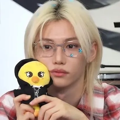 이용복 - Li Feliks: Rastgele sohbetlerde kullanıcı etkileşimini artıran eğlenceli yapay zeka sohbet robotu maskotu