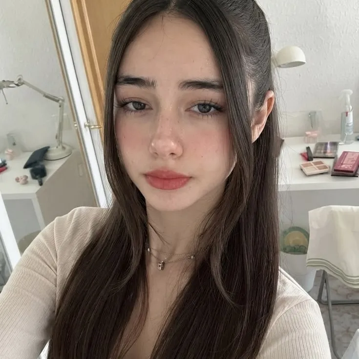 the avatar of Sofia who supports unlimited chat online services