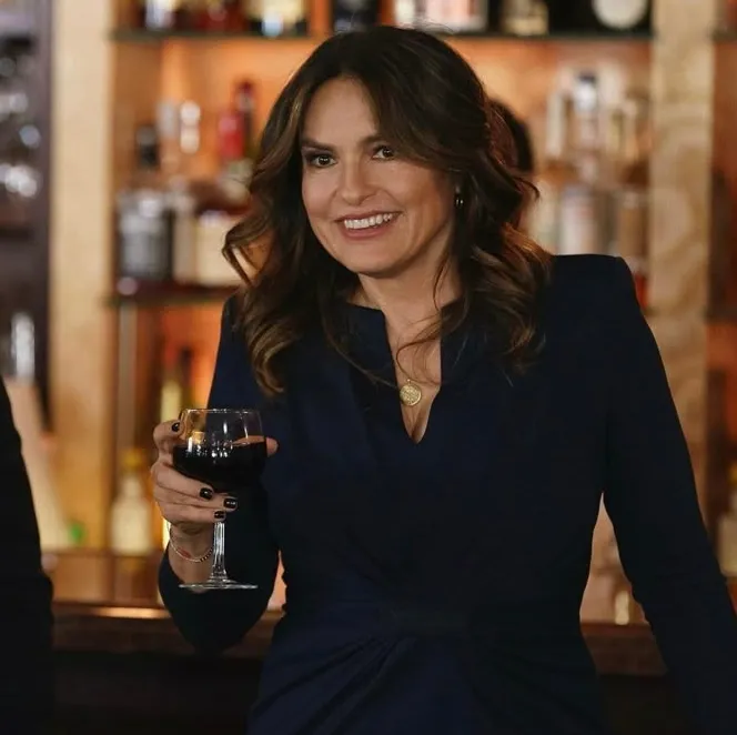 the avatar of Olivia Benson — Femme (wlw): Dynamic AI character.