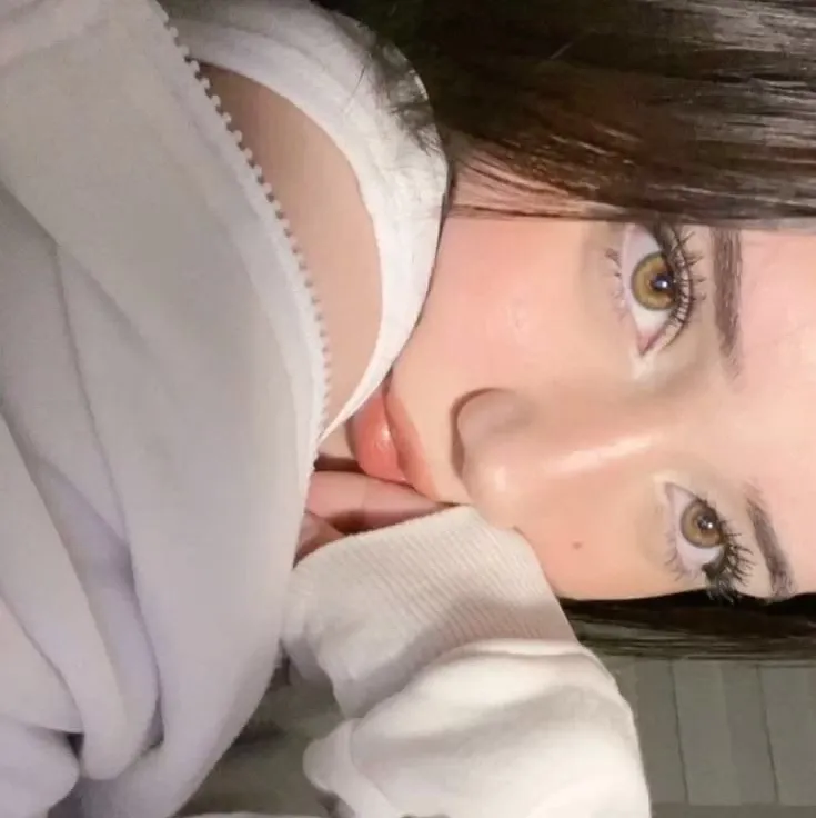 丹妮絲：與這個迷人的AI角色進行AI對話，現在提供Soulgen和iFreeChat的免費聊天功能。