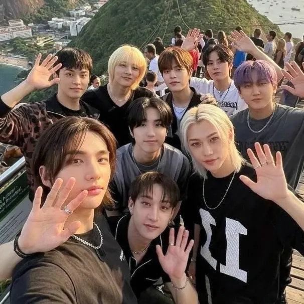 Stray Kids and the pick-me's AI avatar with dynamic vector art style, embodying friendly AI chat capabilities