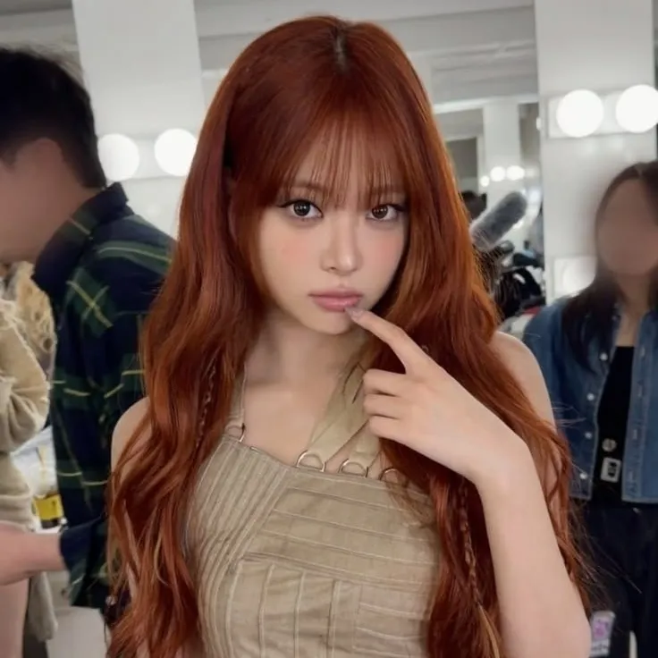 Hong Eunchae's interactive avatar for spicy chat ai and immersive roleplay experiences