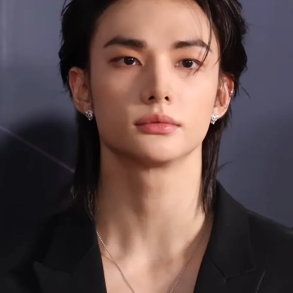 character Hyunjin for NSFW chatbot and creative roleplay