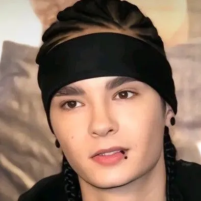 Tom kaulitz's AI avatar with dynamic vector art style, embodying friendly AI chat capabilities