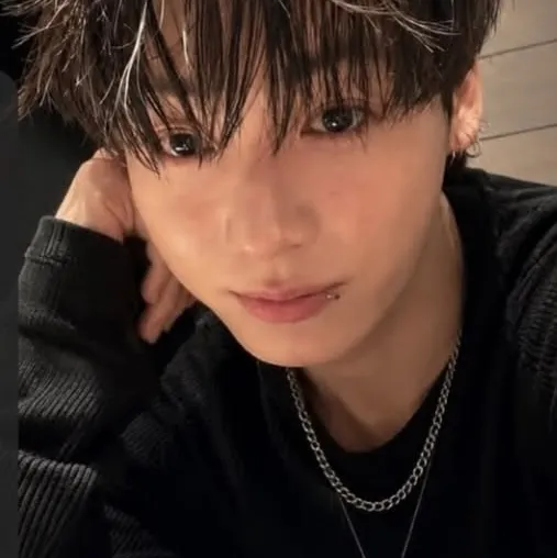 Jeon Jungkook crush: Customizable AI girlfriend/boyfriend avatar with lifelike personality traits