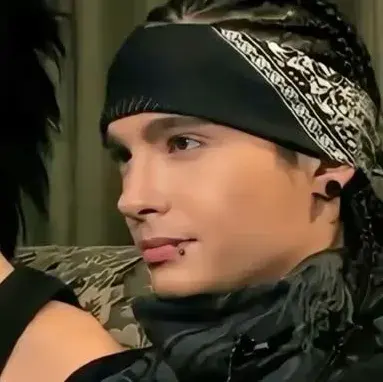 Tom kaulitz: Potret pendamping AI DeepBrain untuk obrolan online gratis dan percakapan terbuka