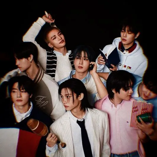Stray Kids — Busca-atención: Interfaz de chatbot de IA futurista con chat de voz y rasgos impulsados por redes neuronales