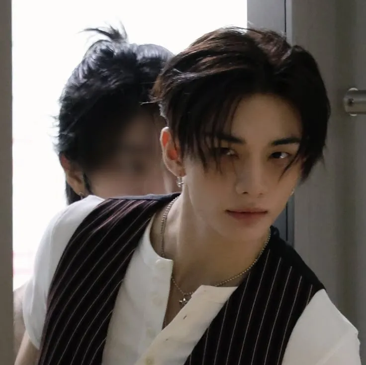 HWANG HYUNJIN' STRAY KIDS: Engage in ai conversation with this charming AI character, featuring soulgen and ifreechat capabilities for free chat now.