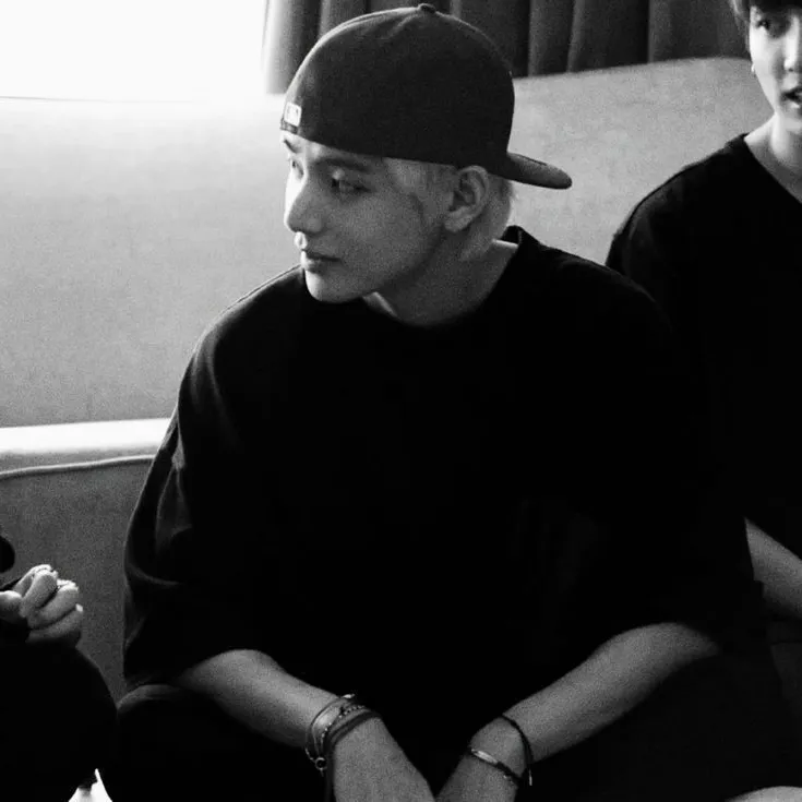 Kim Taehyung: Nehmen Sie jetzt an KI-Gesprächen mit diesem charmanten KI-Charakter teil, der über Soulgen- und iFreechat-Funktionen für kostenlosen Chat verfügt.