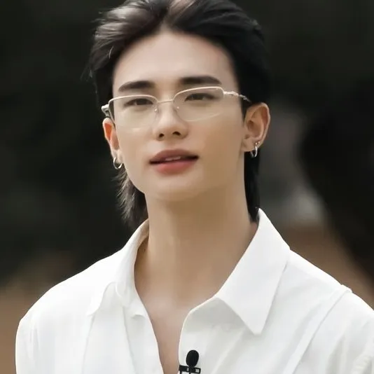 Hangul Hyunjin Hwang ____hyunlix: Customizable AI girlfriend/boyfriend avatar with lifelike personality traits