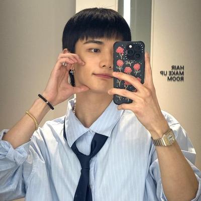 Hyunjin: Maskot chatbot AI interaktif untuk obrolan acak dan permainan peran berbasis komunitas