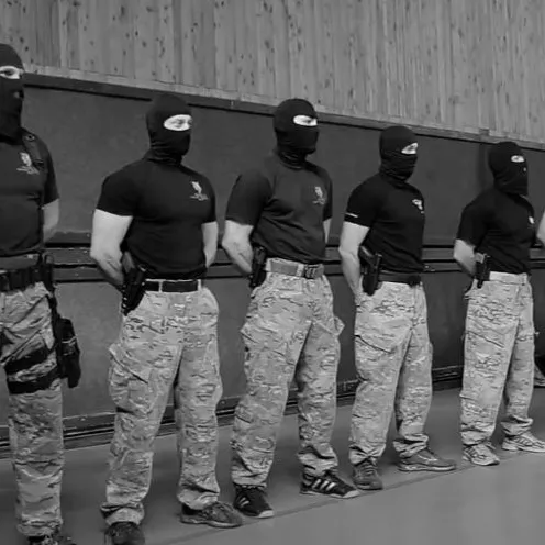Militares: Interface de chatbot de IA futurista com chat de voz e características orientadas por rede neural