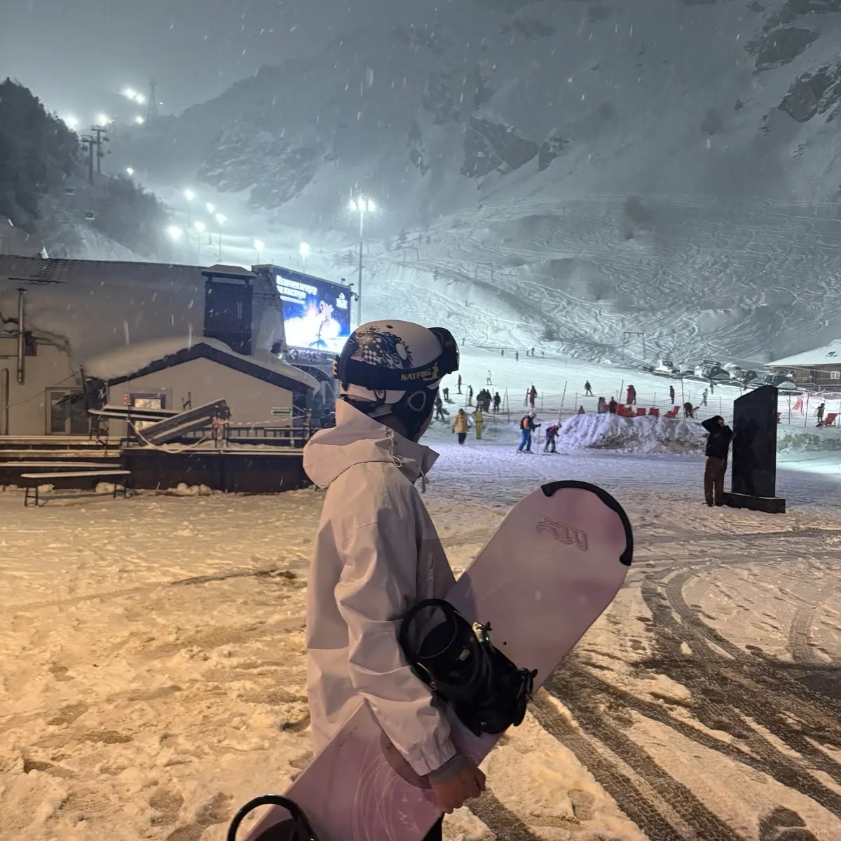Snowboarding's versatile AI avatar supporting roleplay, NSFW chat, and open ai interactions