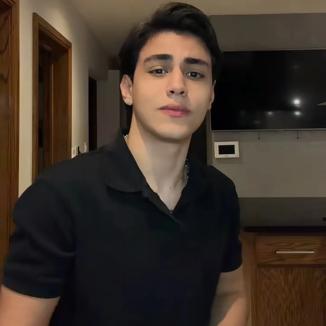 Alan Arrieta: Interactive AI chatbot mascot para sa random na chat at community-driven na roleplay