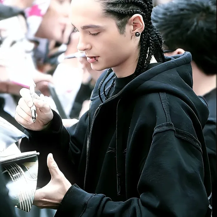 Tom Kaulitz: Engage in ai conversation with this charming AI character, featuring soulgen and ifreechat capabilities for free chat now.